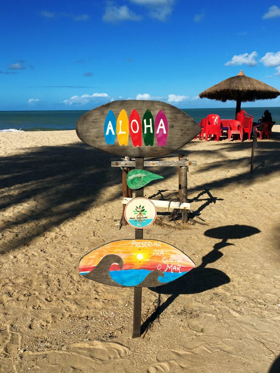 praia de maracaipe pernambuco brasil placa colorida com barraca e mar ao fundo